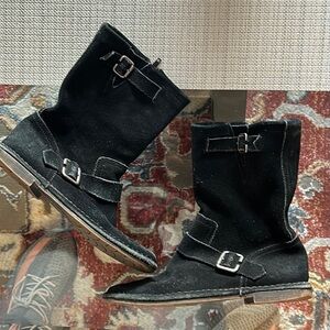 Used women’s hush puppies